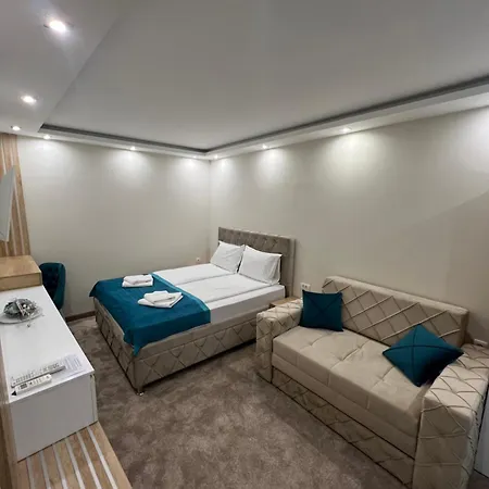Center Deluxe Garni Bed & Breakfast 4*