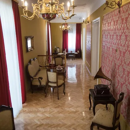 Center Deluxe Garni Bed & Breakfast