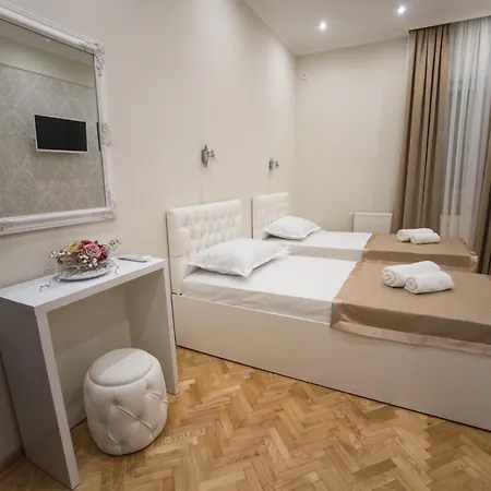 Center Deluxe Garni Bed & Breakfast