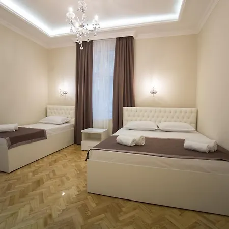 Center Deluxe Garni Bed & Breakfast