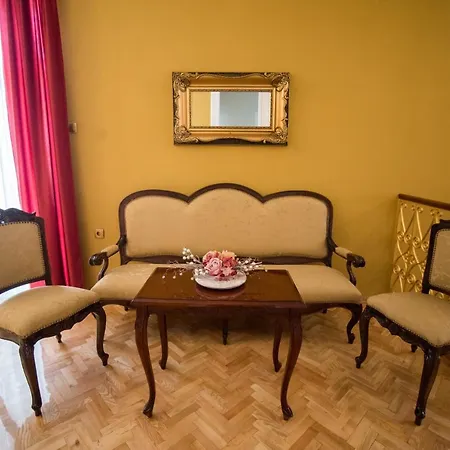 Center Deluxe Garni Bed & Breakfast 4*