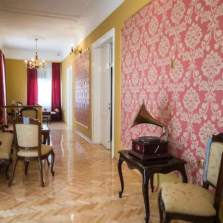 Center Deluxe Garni Bed & Breakfast 4*