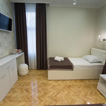 Center Deluxe Garni Bed & Breakfast 4*